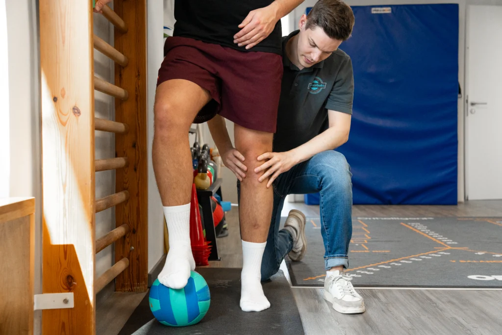 KG-ZNS (Bobath) Therapie am Bein